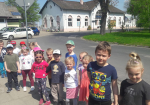 dzieci przed budynkiem dworca kolejowego w Zduńskiej Woli