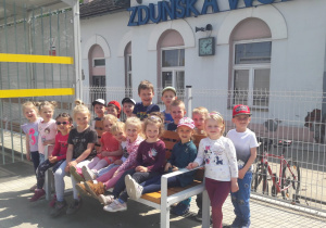 dzieci na peronie dworca kolejowego w mieście