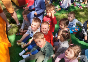 dzieci oczekują na wejście na zjeżdżalnię