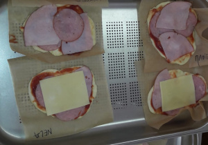 gotowe pizze na blachach do pieczenia