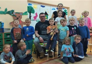 zdjęcie grupowe z tatą i nauczycielką w sali