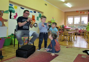 tata gra z tłumikiem