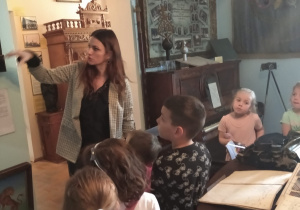 dzieci w pokoju z pamiątkami rodzinnymi w domu Św. Maksymiliana Kolbe