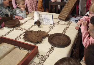 dzieci w pokoju z pamiątkami rodzinnymi w domu Św. Maksymiliana Kolbe