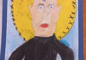 portret św. Maksymilian Maria Kolbe w czarnej sutannie z aureolą wokół glowy zakończonej drutem kolczastym