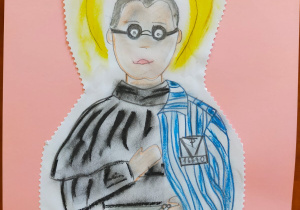 portret św. Maksymilian Maria Kolbe w czarnej sutannie z aureolą wokół glowy z narzuconym na jedno ramię pasiakiem z numerem obozowym