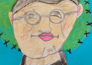 portret św. Maksymiliana Marii Kolbe w sutannie z różańcem zawieszonym na szyi
