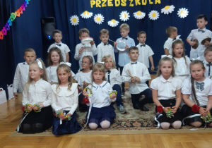 dzieci z grupy III pozują do zdjęcia pożegnalnego