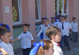 "Polonez" - dzieci tańczą w parach idąc para za parą