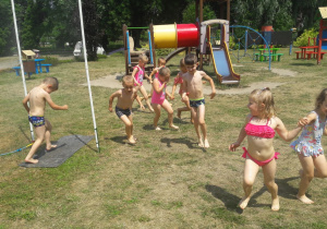 dzieci po kąpieli pod kurtyną wodną
