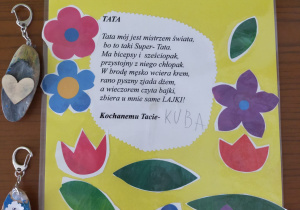 laurka dla taty z wierszykiem, kolorowymi kwiatkami i breloczkiem