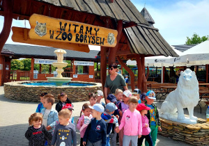 dzieci stoją w grupie wejściem do ZOO