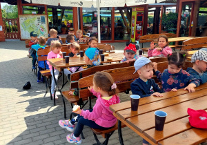 dzieci przy stolikach podczas posiłku