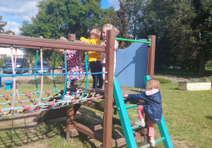 maluszki w ogrodzie wchodzą na pleciony trap