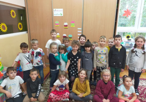 dzieci z grupy I prezentują swoje stroje w kropki
