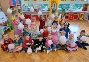 dzieci z grupy VI z watą cukrową