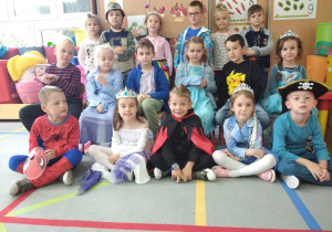 przedszkolaki z grupy IV pozują do zdjęcia siedząc w rzędach