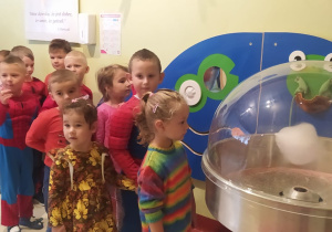przedszkolaki oczekują w kolejce na watę cukrową