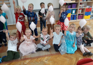 przedszkolaki z grupy VII z watą cukrową