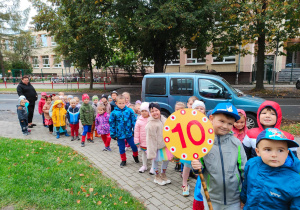 korowód przedszkolaków na ulicach w okolicy przedszkola
