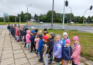 dzieci oczekują na zielone światło