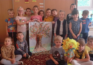 dzieci z grupy III ze swoją pracą jesiennego drzewa