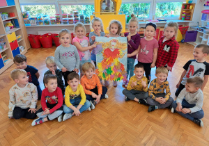 dzieci z grupy VI ze swoją pracą Pani Jesień