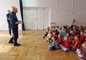 policjanci rozmawiają z dziećmi