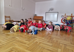 dzieci demonstrują pozycję właściwą podczas ataku psa