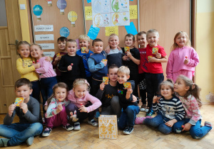 dzieci z grupy VIII z lizakami