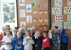 chłopcy zgrupy IV z upominkami na Dzień Chłopaka