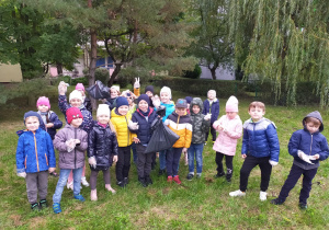 dzieci z grupy I z zebranymi śmieciami