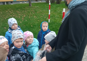 przedszkolaki wrzucają śmieci do worka