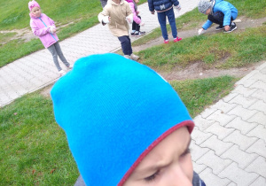 dzieci zbierają śmieci