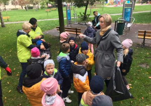 przedszkolaki z rodzicami zbierają śmieci