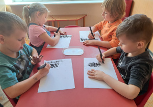 praca plastyczna - dzieci rysują węglem drzewa