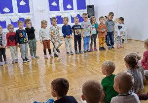 dzieci z grupy I podczas swojej prezentacji na scenie