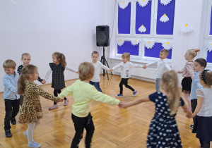 dzieci tańczą w kole