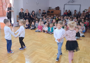 w parach w kółeczkach występując przed przedszkolakami i personelem placówki