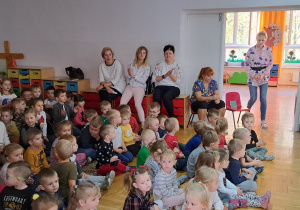 przedszkolaki i personel placówki ogląda występy przedszkolaków i klaszczą w dłonie