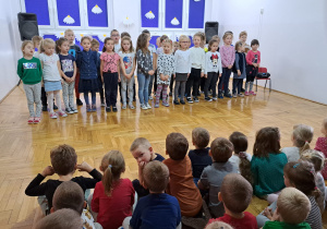 starszaki prezentują się na scenie