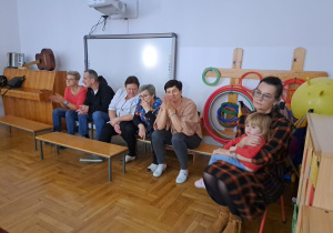 personel przedszkola ogląda popisy artystyczne dzieci