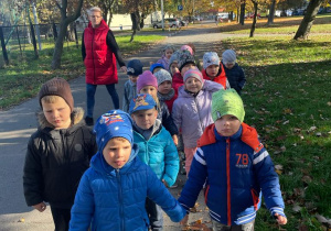 dzieci idą parami