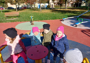 dziewczynki bawią się na osiedlowej karuzeli