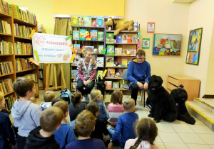 dzieci w Bibliotece Pedagogicznej w Zduńskiej Woli na spotkaniu z weterynarzem i dwoma, czarnymi, dużymi psami