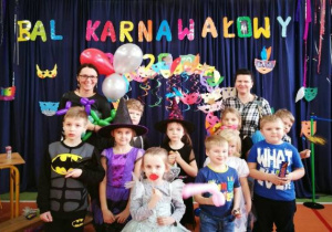 zdjęcie grupowe z nauczycielkami wśród balonów i serpentyn