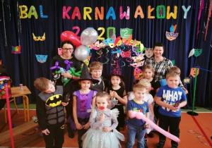 zdjęcie grupowe z nauczycielkami wśród balonów i serpentyn