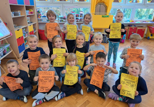 w sali przedszkolnej - dzieci z gr VI z dyplomami "Przyjaciel lasu"