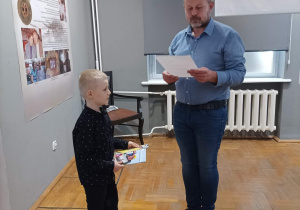 Antoni podczas wręczania dyplomu