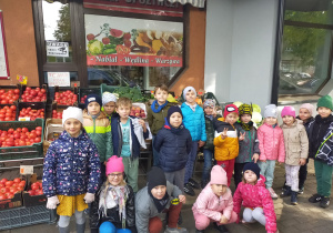 dzieci z grupy III przed sklepem z owocami i warzywami